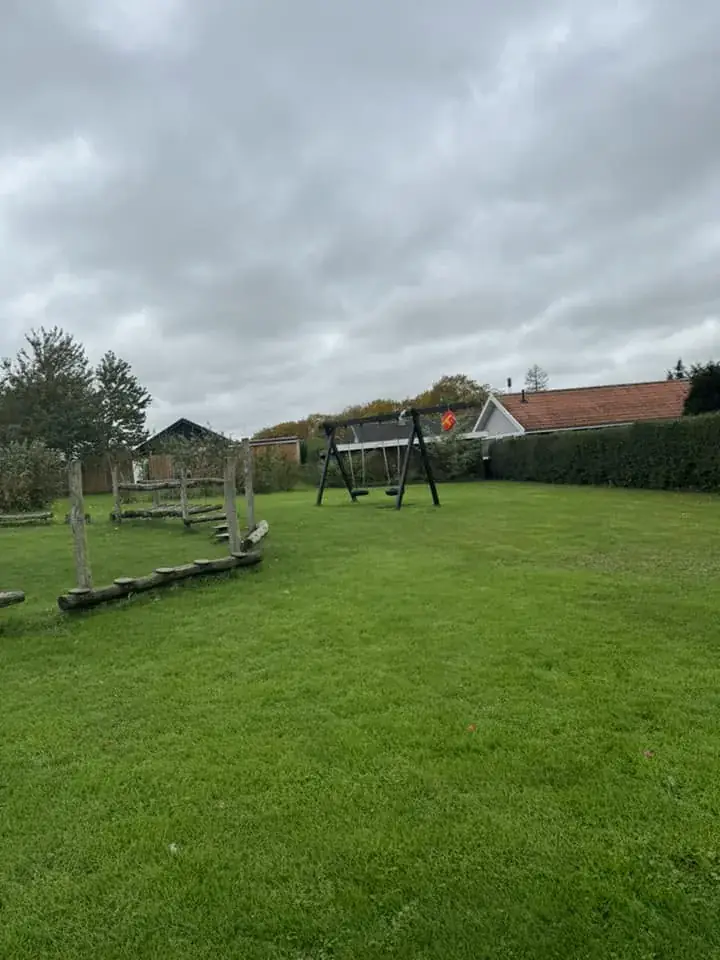 Naturlegeplads med balancebane og gynger i Højgårdsparken